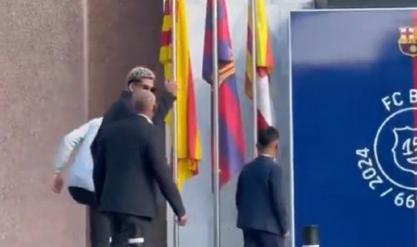 开云Kaiyun官网入口 阿劳霍抵达巴萨总部即将续约 新合同2031年到期